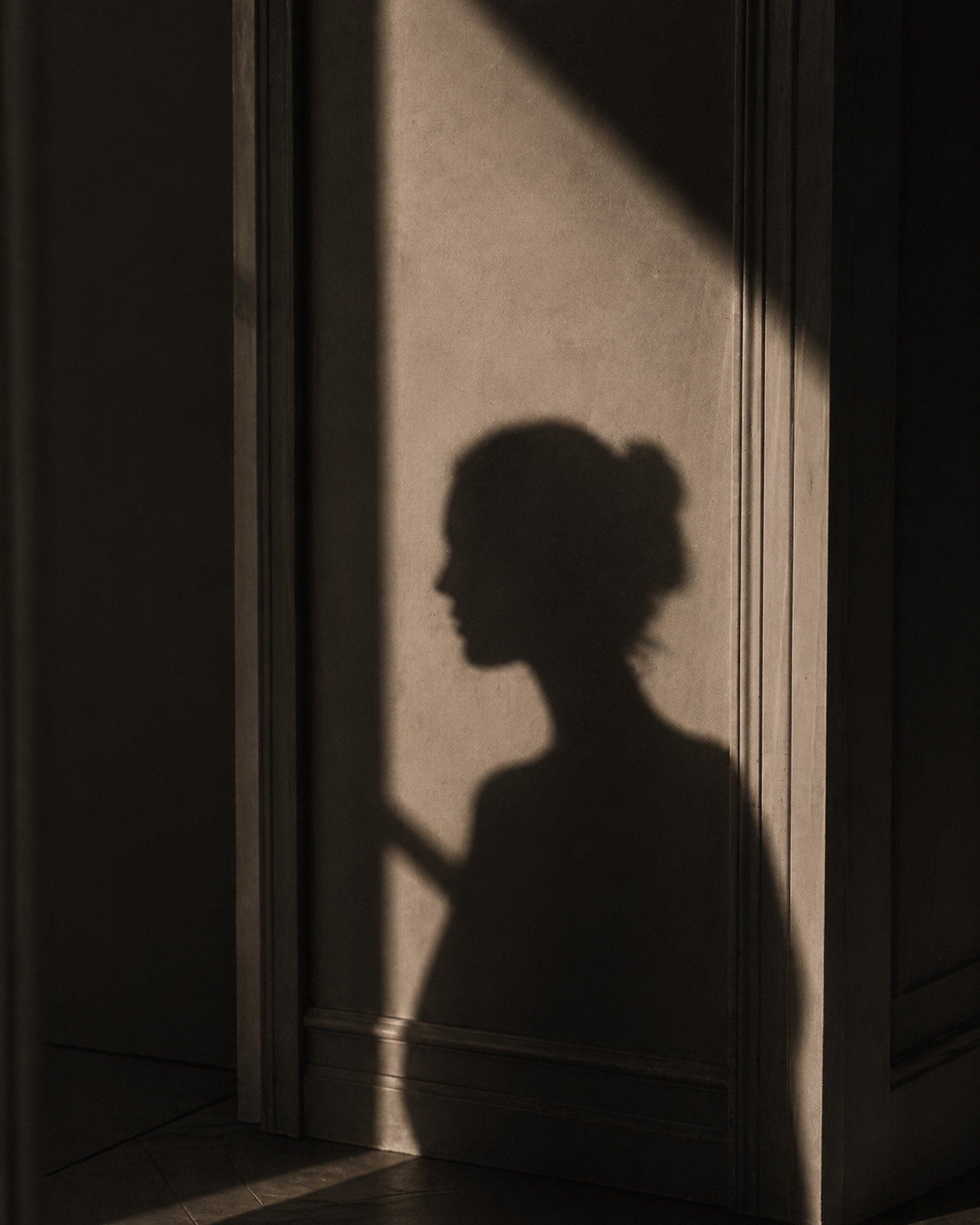 Private wedding detail — shadow portrait